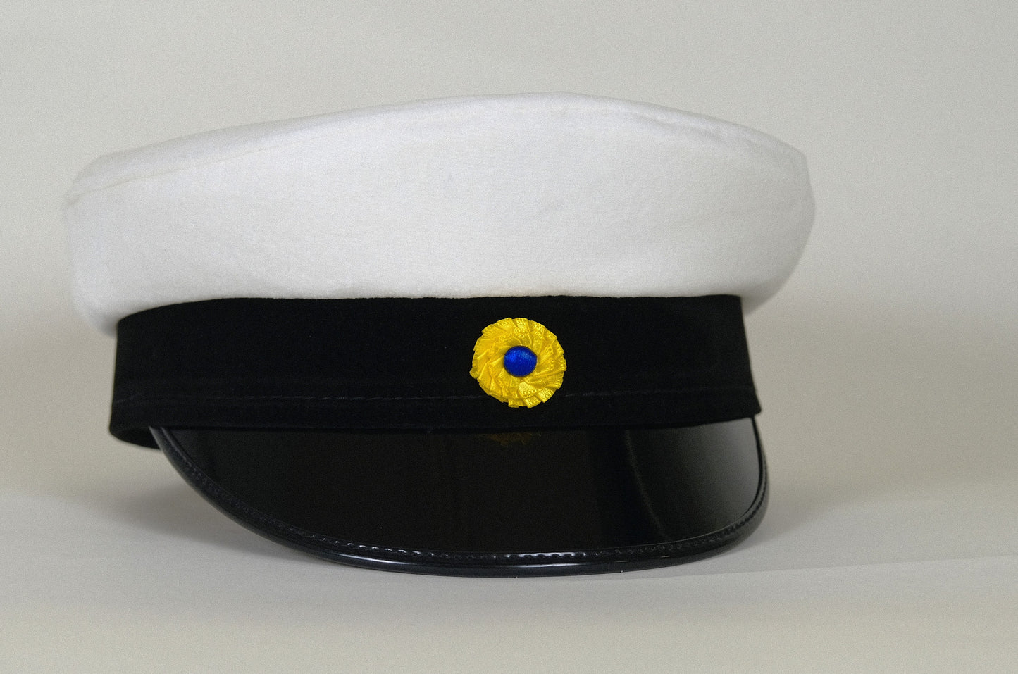 Framsida - Välj en fördesignad studentmössa i klassisk stil till ett rimligt pris. Njut av vår transparenta prissättning utan dolda avgifter – ett prisvärt alternativ för din examensdag!