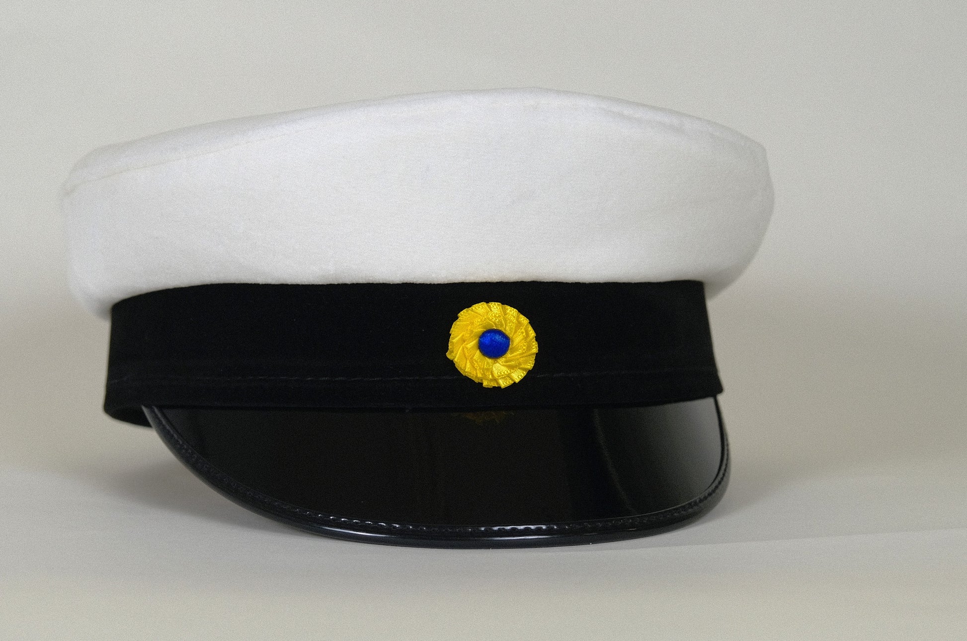 Framsida - Välj en fördesignad studentmössa i klassisk stil till ett rimligt pris. Njut av vår transparenta prissättning utan dolda avgifter – ett prisvärt alternativ för din examensdag!