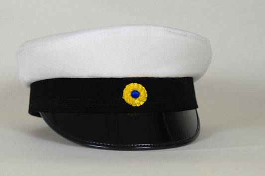 Framsida - Välj en fördesignad studentmössa i klassisk stil till ett rimligt pris. Njut av vår transparenta prissättning utan dolda avgifter – ett prisvärt alternativ för din examensdag!